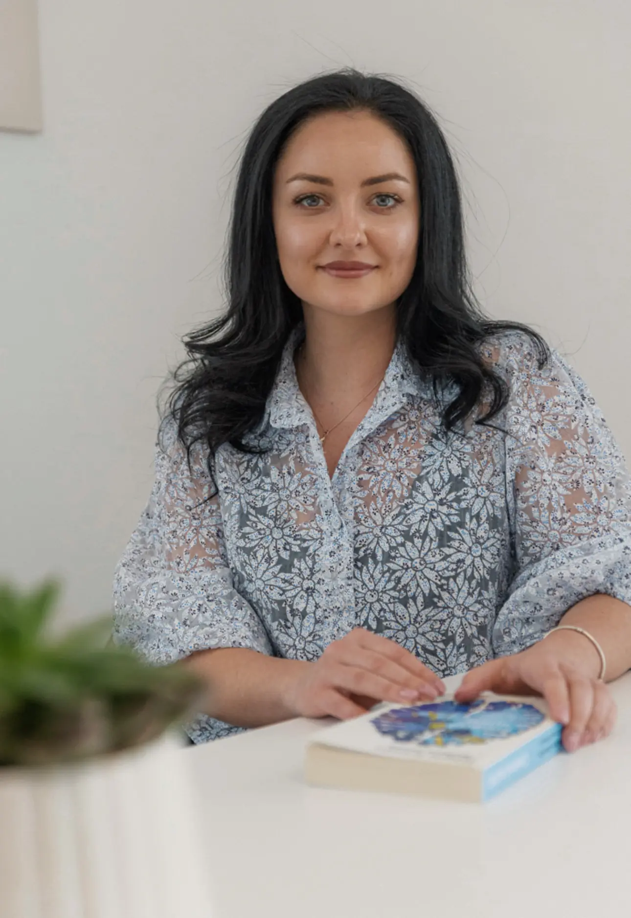 Patricia Jurj, psihoterapeut cognitiv-comportamental, la biroul de lucru